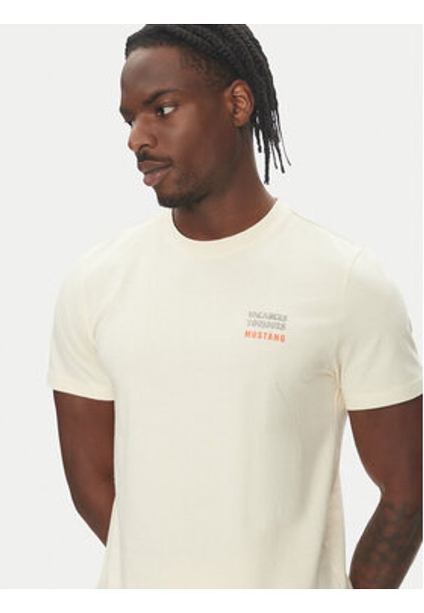 Mustang T-Shirt Austin 1016502 Beżowy Regular Fit. Kolor: beżowy. Materiał: bawełna