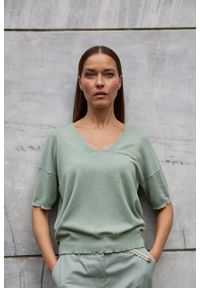 MOODO - Sweter z krótkimi rękawami oliwkowy. Kolor: oliwkowy. Materiał: wiskoza, poliamid. Długość rękawa: krótki rękaw. Długość: krótkie #1