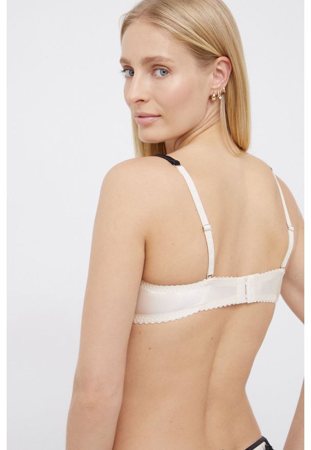 TwinSet - Twinset - Biustonosz. Kolor: beżowy. Materiał: satyna, materiał. Rodzaj stanika: odpinane ramiączka, biustonosz z fiszbinami, różne sposoby noszenia. Wzór: ze splotem