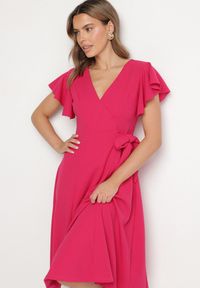 Born2be - Fuksjowa Rozkloszowana Sukienka Kopertowa z Wiązaniem w Talii Dannila. Kolor: różowy. Wzór: aplikacja. Typ sukienki: kopertowe #4