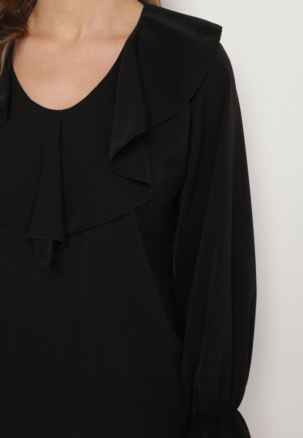 Born2be - Czarna Bluzka z Ozdobną Falbanką Tanalissea. Okazja: na spotkanie biznesowe. Kolor: czarny. Styl: biznesowy, elegancki