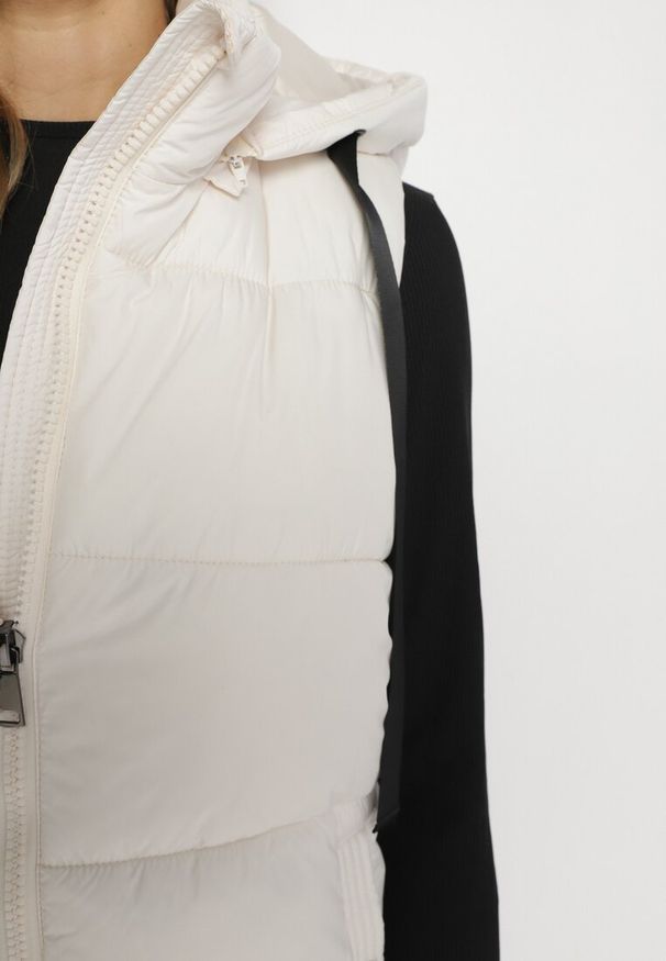 Born2be - Biała Długa Kamizelka Pikowana z Odpinanym Kapturem i Sznurkami do Regulacji Nerienna. Kolor: biały. Długość: długie. Styl: elegancki