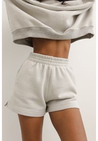 Marsala - Szorty z dzianiny dresowej w kolorze MISTY GREY - LE PETIT-XL. Okazja: na co dzień. Stan: podwyższony. Kolor: szary. Materiał: dzianina, dresówka. Styl: sportowy, casual