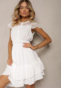 Renee - Biała Rozkloszowana Sukienka Midi z Gumką w Talii i Koronkowym Dekoltem Panita. Kolor: biały. Materiał: koronka. Styl: boho. Długość: midi