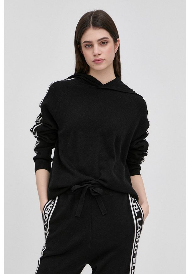 Karl Lagerfeld sweter kaszmirowy 220W2088 damska kolor czarny. Okazja: na co dzień. Typ kołnierza: kaptur. Kolor: czarny. Materiał: kaszmir. Długość rękawa: raglanowy rękaw. Styl: casual