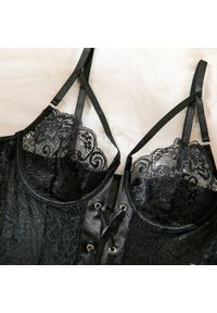 Intica - Body koronkowe z regulowanymi ramiączkami na specjalne okazje Savanah. Kolor: fioletowy. Materiał: koronka. Wzór: koronka #8