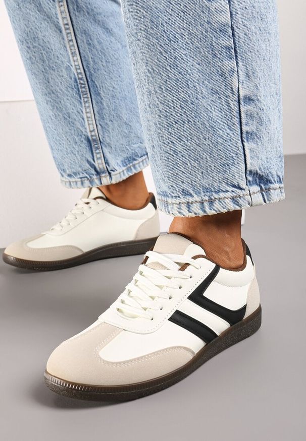 Born2be - Beżowe Stylowe Sneakersy na Płaskiej Podeszwie z Geometrycznymi Przeszyciami Rialine. Nosek buta: okrągły. Zapięcie: sznurówki. Kolor: beżowy. Materiał: materiał. Wzór: geometria. Obcas: na płaskiej podeszwie. Wysokość obcasa: niski