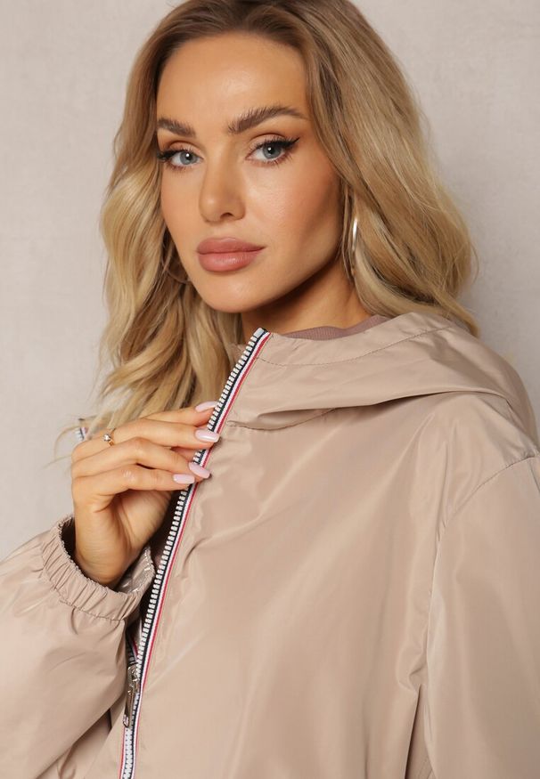 Renee - Beżowa Dwustronna Kurtka Przejściowa z Kapturem i Luźnym Fasonie Anahitta. Typ kołnierza: kaptur. Kolekcja: plus size. Kolor: beżowy