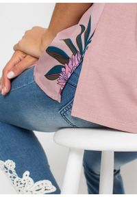 Shirt z nadrukiem i koronką bonprix różowobrązowy z roślinnym motywem. Kolor: różowy. Materiał: koronka. Wzór: koronka, nadruk #4