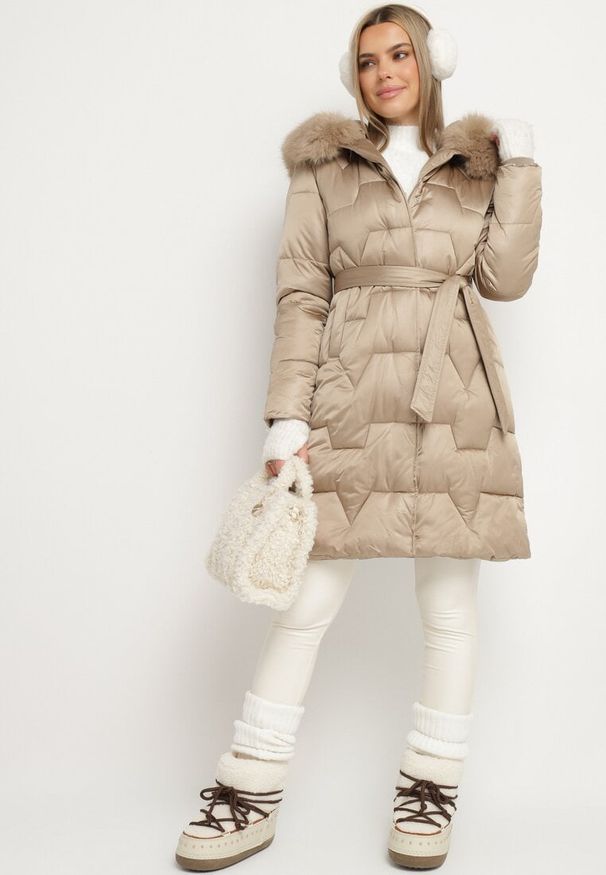 Born2be - Beżowa Pikowana Kurtka o Długim Kroju Ozdobiona Paskiem i Odpinanym Futerkiem Milirra. Okazja: na spacer. Kolor: brązowy. Materiał: futro. Długość: długie. Wzór: aplikacja. Styl: elegancki, wizytowy