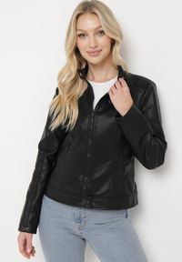 Born2be - Czarna Kurtka Ramoneska Taliowana z Ekoskóry Zapinana pod Szyją Ternia. Kolor: czarny. Materiał: jeans. Długość rękawa: długi rękaw. Długość: długie. Styl: elegancki #3