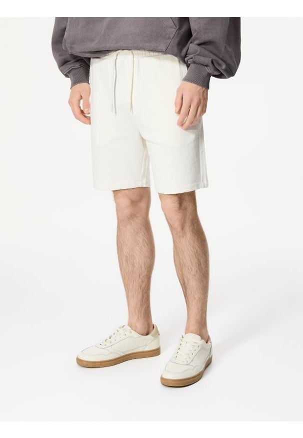 Reserved - Dresowe szorty regular fit - złamana biel. Materiał: dresówka