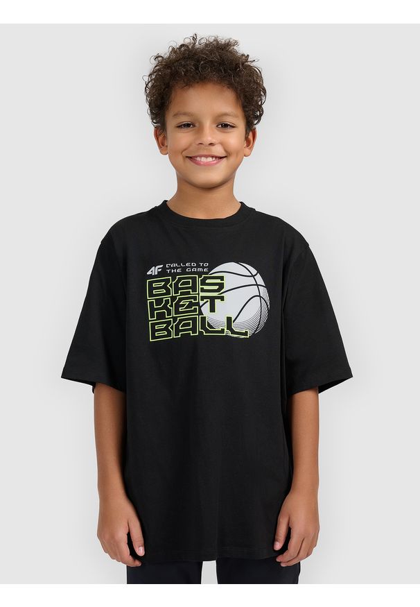 4f - 4F T-shirt loose z nadrukiem chłopięcy - czarny 134/140 (8-10 lat). Okazja: na co dzień, na uczelnię. Kolor: czarny. Materiał: bawełna, skóra, materiał, dresówka. Wzór: nadruk. Sezon: lato. Styl: casual, sportowy