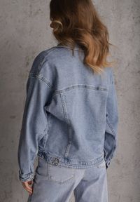 Renee - Niebieska Kurtka Jeansowa Oversize z Bawełną i Lyocellem Vimarosse. Kolor: niebieski. Materiał: bawełna, jeans. Sezon: wiosna, lato. Styl: vintage #5
