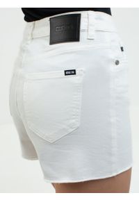 Big-Star - Szorty damskie jeansowe z surowym wykoŅczeniem Alice 810. Kolor: biały. Materiał: jeans. Długość: krótkie. Sezon: lato. Styl: klasyczny