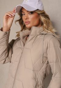 Renee - Ciemnobeżowa Pikowana Kurtka Przejściowa z Kapturem Silidi. Okazja: na co dzień. Typ kołnierza: kaptur. Kolor: beżowy. Materiał: jeans. Styl: klasyczny, elegancki, casual #4