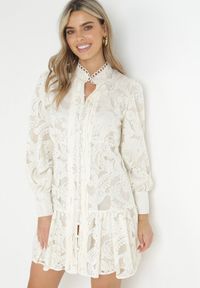 Born2be - Jasnobeżowa Sukienka Toppey. Typ kołnierza: kołnierzyk stójkowy. Kolor: beżowy. Materiał: koronka, tkanina. Wzór: ażurowy. Styl: boho. Długość: mini #1