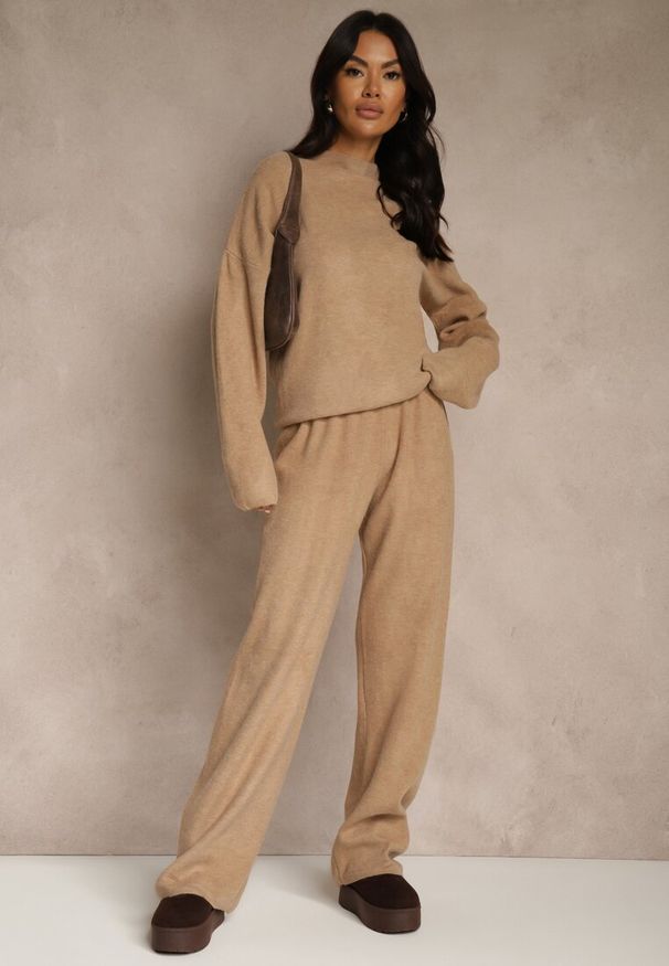 Renee - Ciemnobeżowy Dzianinowy Komplet z Wełną w Warkoczowy Splot Spodnie i Sweter Reinette. Kolor: beżowy. Materiał: wełna, dzianina. Wzór: ze splotem