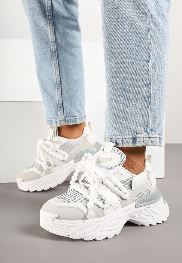 Renee - Białe Sneakersy na Platformie Ozdobione Koralikami i Tłoczeniem Dorvia. Okazja: na co dzień. Nosek buta: okrągły. Zapięcie: sznurówki. Kolor: biały. Materiał: jeans. Wzór: aplikacja. Obcas: na platformie