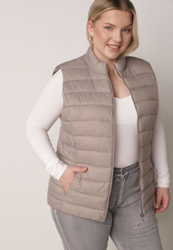 Born2be - Beżowa Pikowana Kamizelka Przejściowa ze Stójką Edanwen. Typ kołnierza: kołnierzyk stójkowy. Kolekcja: plus size. Kolor: beżowy. Materiał: jeans, nylon. Styl: klasyczny