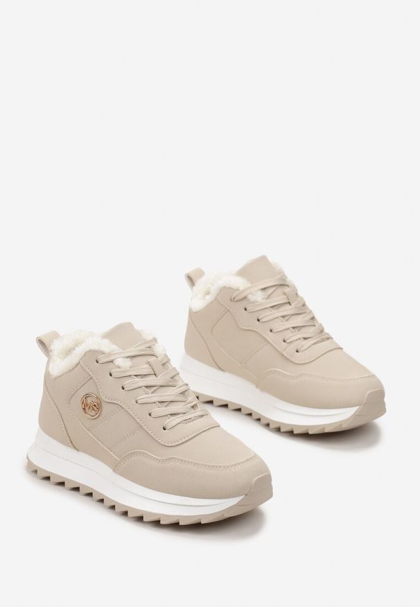 Born2be - Beżowe Sneakersy na Platformie z Futerkiem Egiapia. Okazja: na co dzień. Nosek buta: okrągły. Kolor: beżowy. Materiał: futro. Obcas: na platformie