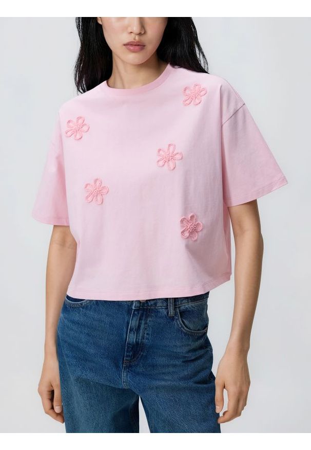 Reserved - Bawełniany t-shirt z aplikacją - pastelowy róż. Kolor: różowy. Materiał: bawełna. Wzór: aplikacja