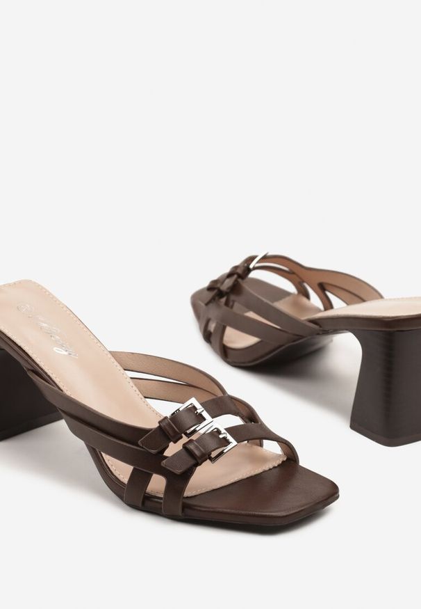 Born2be - Brązowe Klapki na Obcasie Ozdobione Klamrami Nevolla. Okazja: na co dzień. Kolor: brązowy. Wzór: aplikacja. Obcas: na obcasie. Styl: casual. Wysokość obcasa: średni
