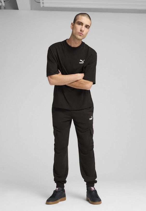 Puma - Męskie bojówki z Essentials z logo No. 1 PUMA Black. Kolor: czarny. Materiał: dresówka. Wzór: haft