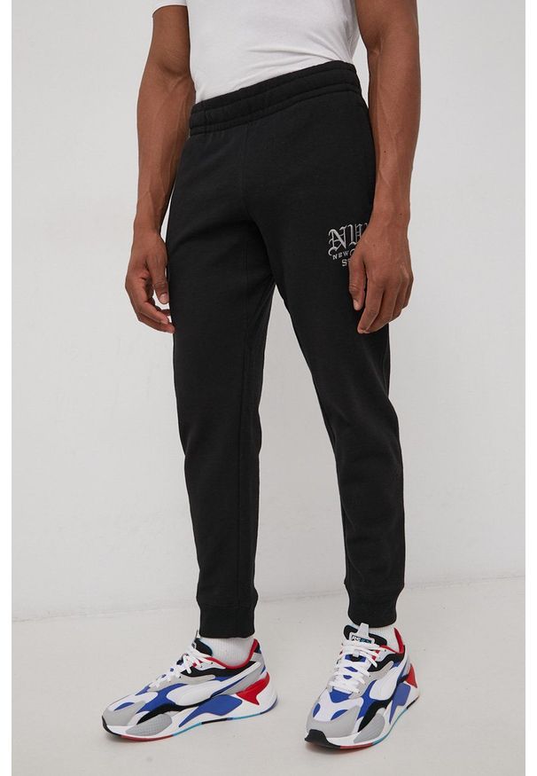 Superdry Spodnie bawełniane męskie kolor czarny z aplikacją. Kolor: czarny. Materiał: bawełna. Wzór: aplikacja