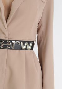Born2be - Beżowy Kombinezon o Kroju Marynarki z Paskiem Phariso. Okazja: na spotkanie biznesowe, na co dzień. Kolor: beżowy. Materiał: jeans. Długość rękawa: długi rękaw. Długość: długie. Styl: casual, klasyczny, biznesowy, wizytowy #4