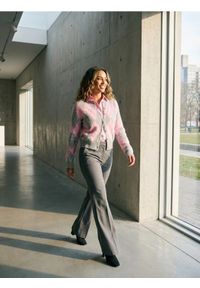 Sinsay - Spodnie flare z paskiem - szary. Kolor: szary #1