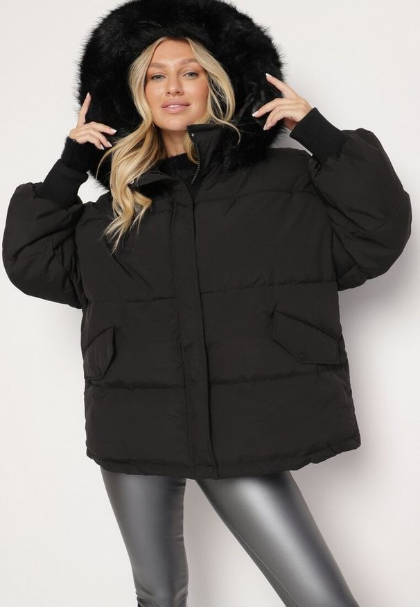 Born2be - Czarna Kurtka Oversize z Futrzanym Kapturem Vugovi. Kolor: czarny. Materiał: futro. Długość rękawa: długi rękaw. Długość: długie. Wzór: aplikacja. Sezon: zima