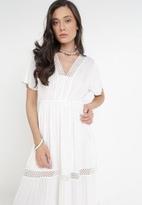 Born2be - Biała Sukienka Selphie. Kolor: biały. Materiał: koronka, tkanina. Długość rękawa: krótki rękaw. Wzór: koronka, aplikacja, ażurowy. Sezon: lato. Długość: midi #6