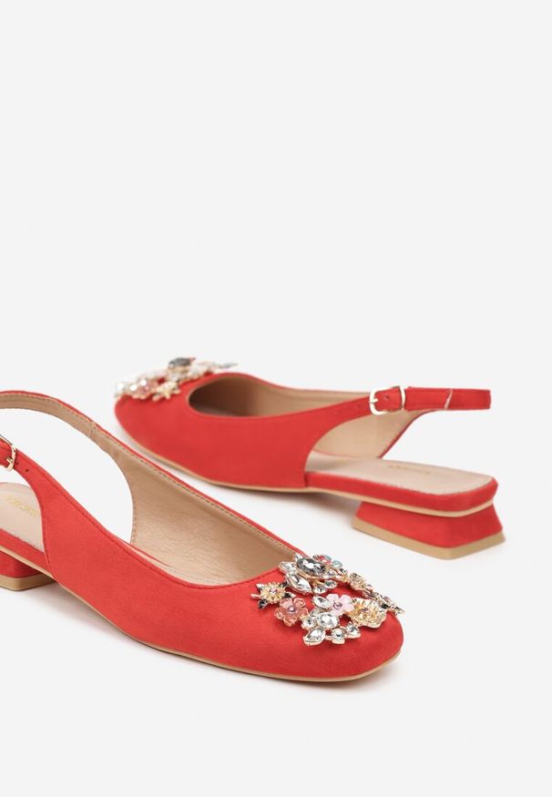 Born2be - Czerwone Czółenka Vices z Odkrytą Piętą Ozdobione Cyrkoniami ze Skórzaną Władką Eklevia. Zapięcie: pasek. Kolor: czerwony. Materiał: skóra. Wzór: aplikacja. Obcas: na obcasie. Styl: elegancki. Wysokość obcasa: średni