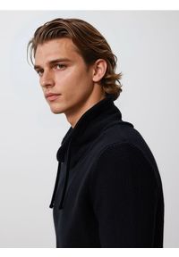 Reserved - Sweter z szerokim golfem - czarny. Typ kołnierza: golf. Kolor: czarny. Materiał: dzianina, bawełna