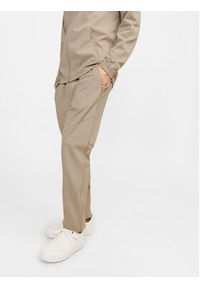 Jack & Jones - Jack&Jones Spodnie dresowe Will 12253727 Beżowy Slim Fit. Kolor: beżowy. Materiał: syntetyk #5
