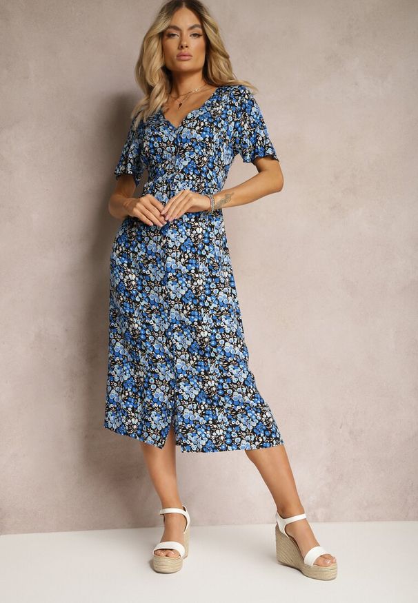 Renee - Niebiesko-Granatowa Wiskozowa Sukienka z Guzikami w Kwiecisty Wzór z Trójkątnym Dekoltem Neliafa. Okazja: na co dzień. Kolor: niebieski. Materiał: wiskoza. Długość rękawa: krótki rękaw. Wzór: aplikacja. Sezon: lato. Styl: casual, klasyczny, boho
