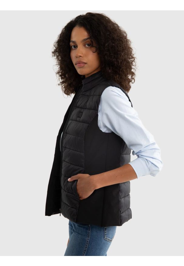 Big-Star - Kamizelka damska pikowana czarna Trinoe 906. Typ kołnierza: kołnierzyk stójkowy. Kolor: czarny. Materiał: materiał. Wzór: aplikacja. Sezon: jesień. Styl: elegancki