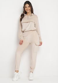 Born2be - Jasnobeżowy Welurowy Komplet Dresowy Bluza z Ozdobną Kieszenią i Luźne Spodnie z Kieszeniami Whisperia. Kolor: beżowy. Materiał: welur, dresówka #5