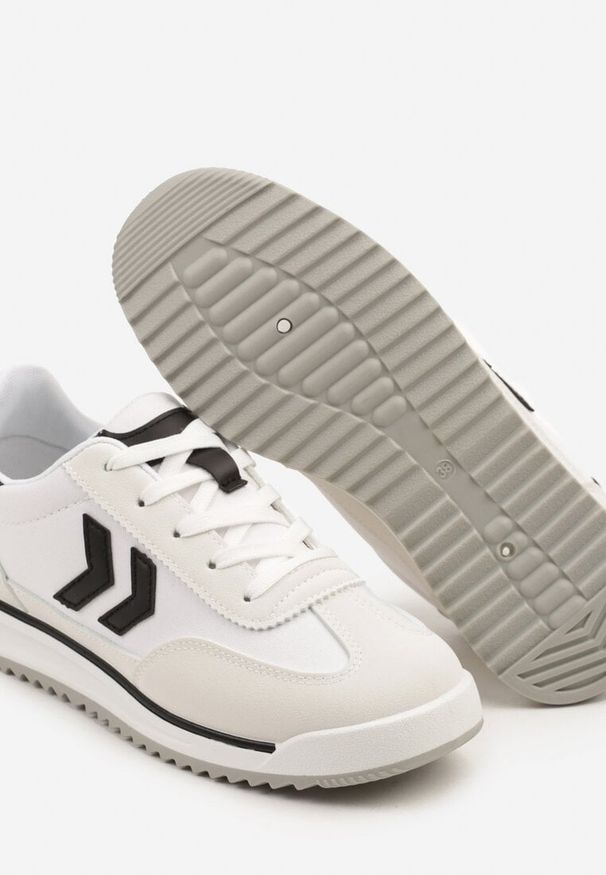 Born2be - Białe Sneakersy Ozdobione Strzałkami Kortewi. Kolor: biały. Materiał: jeans. Wzór: aplikacja