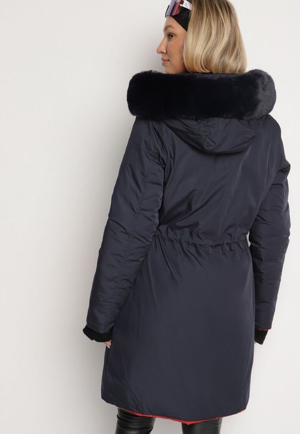 Born2be - Granatowa Dwustronna Kurtka za Kolano z Kapturem z Futerkiem Zephyro. Typ kołnierza: kaptur. Kolor: niebieski. Materiał: futro. Długość: długie. Wzór: aplikacja, gładki