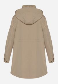 Born2be - Ciemnobeżowa Kurtka Parka ze Sznurkiem w Talii i Kapturem Teridi. Okazja: na co dzień, na spacer. Kolor: beżowy. Materiał: jeans. Długość rękawa: długi rękaw. Długość: długie. Styl: casual #9