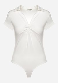 Born2be - Białe Body z Kołnierzykiem i Ozdobnym Supełkiem Timawin. Okazja: na spotkanie biznesowe. Kolor: biały. Materiał: jeans, materiał. Długość rękawa: krótki rękaw. Długość: krótkie. Styl: biznesowy, klasyczny #5