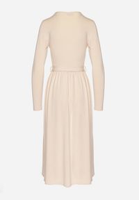 Born2be - Jasnobeżowa Sukienka Kopertowa z Wiskozą Wiązana w Talii Drestalia. Okazja: na co dzień. Typ kołnierza: dekolt w kształcie V. Kolor: beżowy. Materiał: wiskoza. Długość rękawa: długi rękaw. Typ sukienki: kopertowe. Styl: casual, klasyczny #2