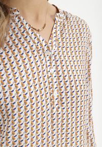 Born2be - Biało-Brązowa Wiskozowa Bluzka Koszula w Geometryczny Wzór z Guzikami przy Dekolcie Birdia. Kolor: biały. Materiał: wiskoza. Wzór: geometria