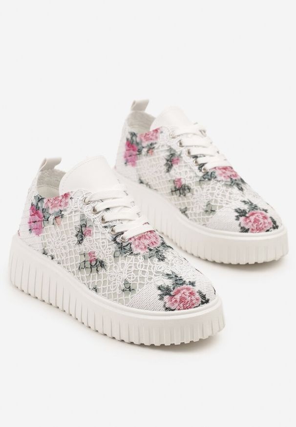 Born2be - Biało-Różowe Ażurowe Sneakersy Vices na Grubej Podeszwie z Tłoczeniem Luminise. Nosek buta: okrągły. Zapięcie: sznurówki. Kolor: biały. Materiał: materiał. Wzór: ażurowy. Sezon: lato. Obcas: na obcasie. Wysokość obcasa: średni