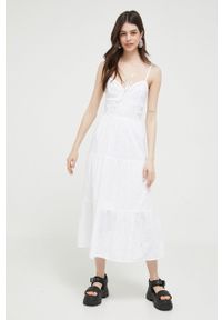 Hollister Co. sukienka bawełniana kolor biały midi rozkloszowana. Kolor: biały. Materiał: bawełna. Długość rękawa: na ramiączkach. Typ sukienki: rozkloszowane. Długość: midi #1
