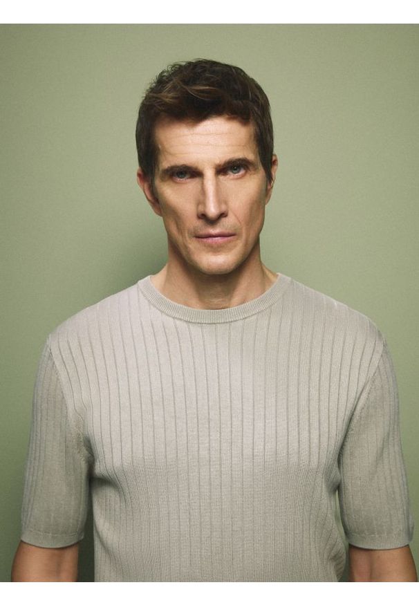 Reserved - T-shirt z dodatkiem CIRCULOSE® - beżowy. Kolor: beżowy. Materiał: wiskoza