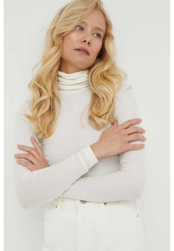 Bruuns Bazaar longsleeve z domieszką wełny Angela kolor beżowy z golfem. Typ kołnierza: golf. Kolor: beżowy. Materiał: wełna. Długość rękawa: długi rękaw. Długość: długie