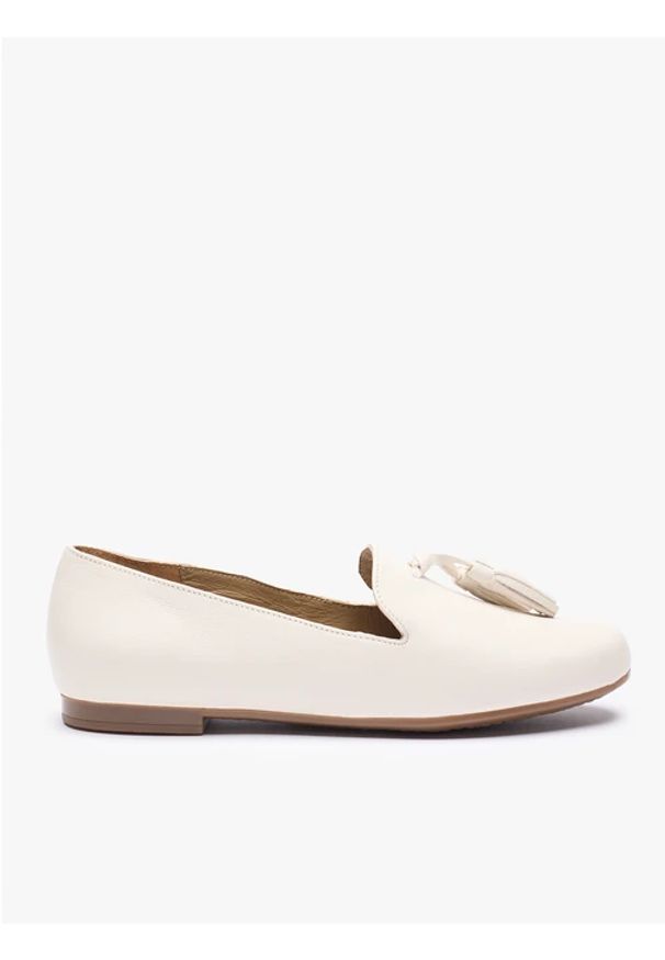 Ryłko - Kremowe mokasyny z chwostem. Okazja: na co dzień. Nosek buta: okrągły. Zapięcie: bez zapięcia. Kolor: beżowy. Materiał: skóra. Szerokość cholewki: normalna. Wzór: aplikacja. Styl: casual, street, klasyczny